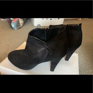 Black heeled shoes